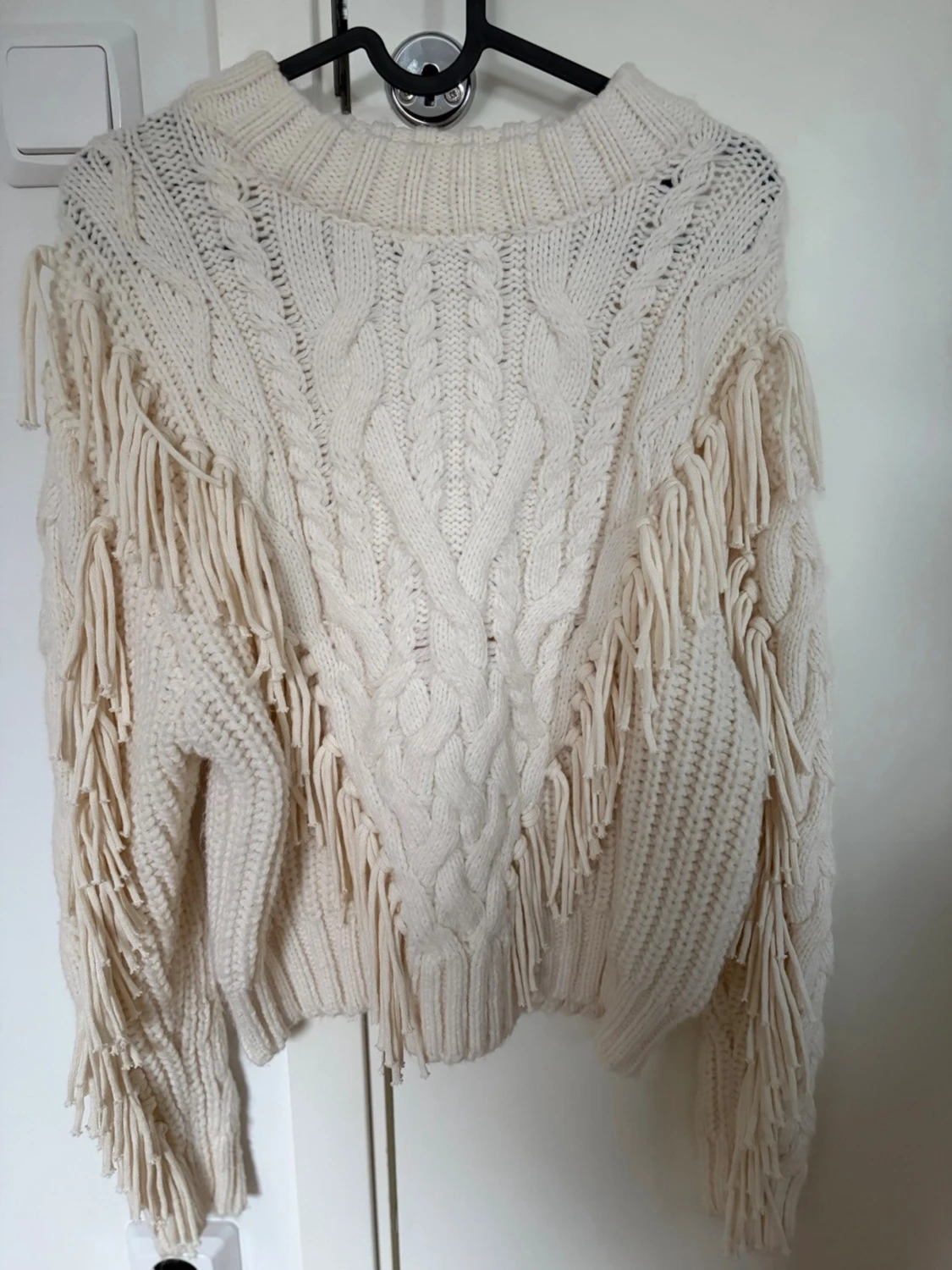 Vit stickad tröja med fransar