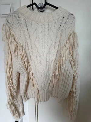 Vit stickad tröja med fransar - Säljer en krämvit stickad tröja från hm. Ordinarie pris 500 kr därför säljer jag för 250, priset kan variera. Knappt använd💕finns ej tillgänglig i butik! 😊
