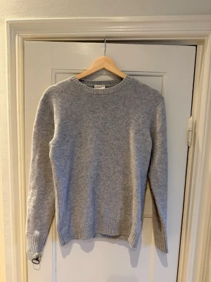 John Henric cashmere tröja - Nypris:1000-säljs ej längre. Säljer en cashmere tröja från John Henric i färgen ljusgrå. Den är i mycket bra skick och inga hål eller skador.