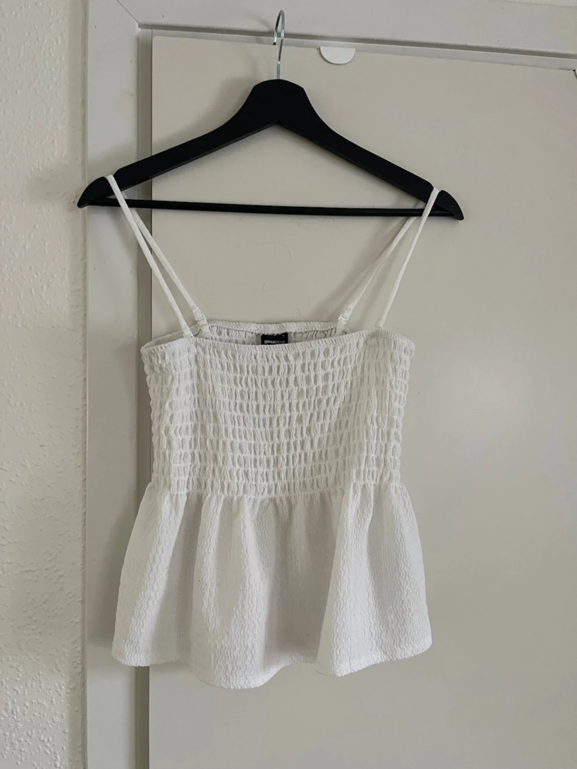 Vit smockad topp från Gina - 1