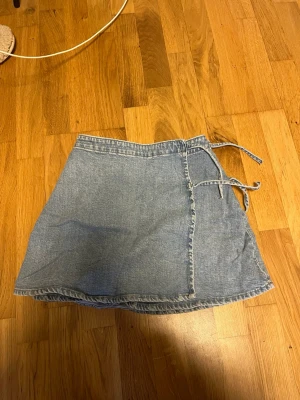 Jeans kjol - med knyt