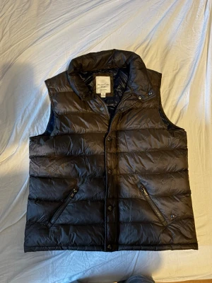 Grön väst, Massimo Dutti - Grön väst från Massimo Dutti med två stycken fickor, dragkedja och knappar. 158-166cm. 