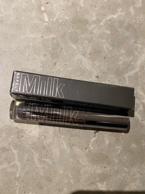 Milk ögonbrynsmascara - Säljer milk ögonbrynsmascara i färgen cypher (svart)  på grund av att jag köpte fel färg 🖤öppnad förpackning men helt oanvänd. Nypriset ligger på 345 kr