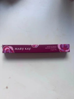 Mary Kay Velvet Lip Crayon - Säljer en Mary Kay Velvet Lip Crayon i färgen Visionary pink. Läppennan har en smidig pennform och kommer i en mörk lila-rosa förpackning med ljus rosa detaljer. Perfekt för att skapa definierade och mjuka läppar. Innehåller 1,25 g och är helt oanvänd. Förpackningen är lite skadad bara. Original pris:210kr.