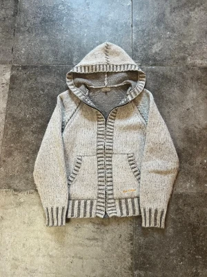 Vintage Stickad Hoodie - tjatja folket! nu säljer jag min riktigt feta stickade hoodie från jack&jones🫡 dene i 100% ull och otroligt skön👏 de perfekt nu till våren och sommar nätterna när lite värme kan behövas!🏹 tveka inte på att skriva ifall du har frågor 😉