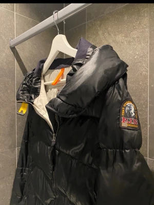 Äkta Parajumpers jacka Dam - Äkta Parajumpers jacka storlek XL passar även L, väldigt bra skick 