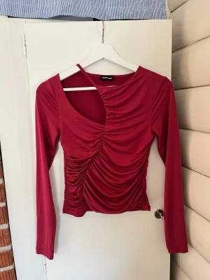 Festtopp  - Säljer denna snygga festtopp från even&odd.  Står ingen storlek i den men skulle uppskatta den till S, den är dock stretchig i tyget.  På framsidan har den dubbelt tyg så den är inte genomskinlig.  Den enda nackdelen är en litet hål på baksidan av axeln men de är inget man tänker på.