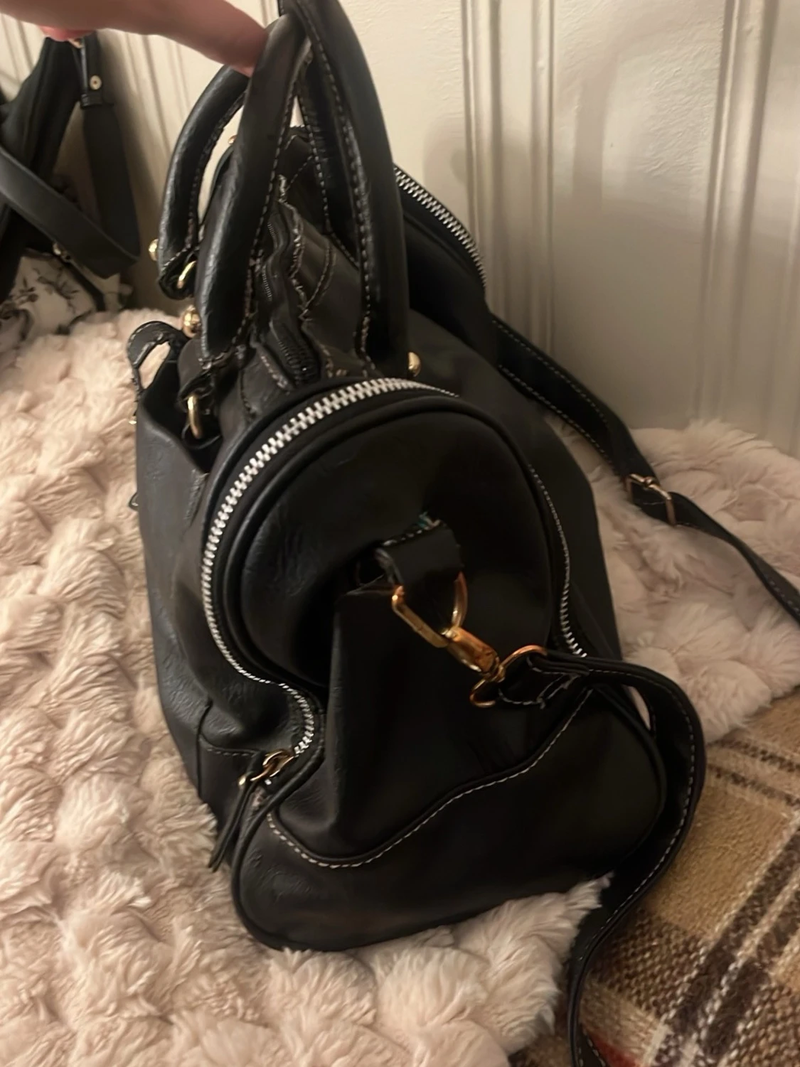 Svart snygg väska med guld detaljer - 2