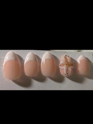 Franska press-on naglar i almondform - Skriv gärna vid frågor eller beställningar, finns i alla storlekar och i kort eller medium längd!!💗💕Lim ingår och de är återanvändbara💖