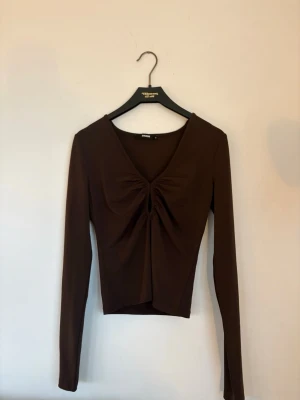 Bikbok tröja - Brun tröja från bikbok i storlek S!