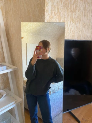 Gosig stickad tröja  - Mörkgrå stickad tröja i jättegosigt material, lite nopprig men kan tas bort med nopperborttagare. Storlek S men sitter som en S/M. 