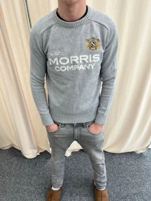 Stickad tröja från Morris  - Riktigt snygg stickad tröja från Morris. Mycket bra skick. Strl S, personen på bilden är 183 cm lång. Skicka gärna prisförslag. Kika in min profil för mer schyssta plagg.
