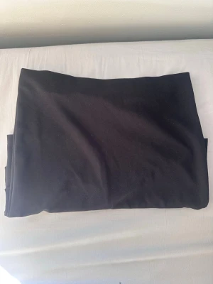 Svart långkjol med slits - Lång svart kjol från Lager 157 i storlek S. Enkel och stilren – passar till allt. Perfekt till sommaren. Tyvärr lite kort för mig som är 172 cm.  ✔️ Bra skick ✔️ Bekväm passform ✔️ Lätt att matcha