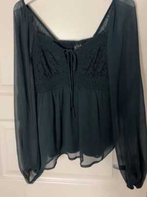 Vero Moda topp - Säljer denna mörk gröna toppen från Vero Moda i storlek XS💓