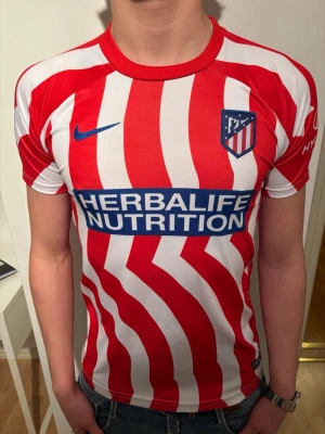 Atletico Madrid matchtröja Griezmann - Rensar nu mina fotbollströjor i toppskick! Modellen på bilden är 184cm och väger 80kg. Bara att höra av sig vid minsta fundering! 