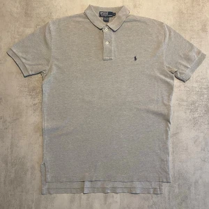 Grå Polo Ralph Lauren piké  - Jag Säljer en fet pike från Polo Ralph Lauren| skicket på tröjan är bra 8/10 | storlek M | ny pris 2000: mitt pris är 349 | skriv vid frågor och funderingar       