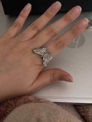 Fjäril-ring - Fin silver fjärilsring men säljer den pga att den är silver då jag gillar guld. Det är inte heller min stil. 