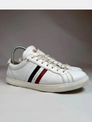 Vita Moncler skor - Snygga vita sneakers från Moncler i läder, otroligt bra skick