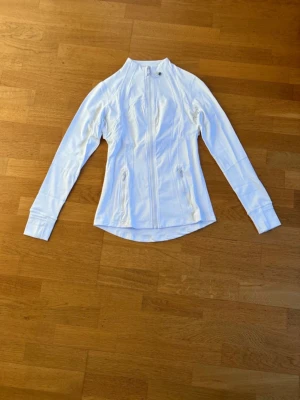 Vit lululemon  - Säljer min tjejs lululemon i storlek 4, i mycket fint skick. Säljs då den inte kommer till användning.