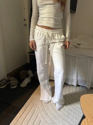Vita linnebyxor med dragsko - Säljer dessa linnebyxor från roxy, de är HELT NYA, de är tyvärr lite långa för mig (är 159cm). Nypris 500kr. Klicka gärna på köp nu❤️
