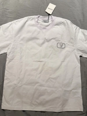 Valentino T-shirt - Ny och använd med tag på, säljer pga för stor för mig.