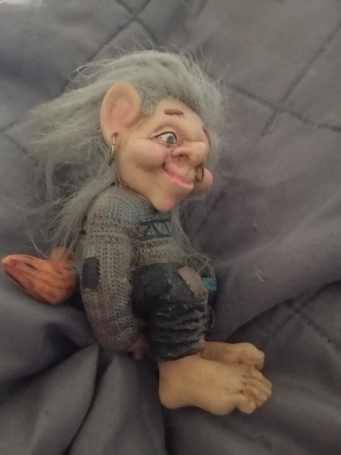 Trollfigur med grått hår