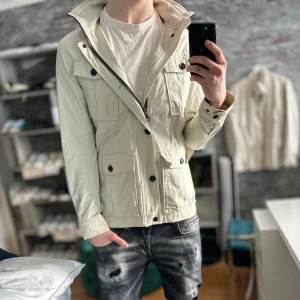 Oscar jacobson field jacket - Mycket bra skick, liten skada på insidan som visas på sist bilden men annars prima skick! Passar dig som är mellan 175-185cm ungefär. Nypris ca 4000kr. Modellen är 185 cm, 75kg. Passar bra nu till våren! Skriv för mer information!🤝