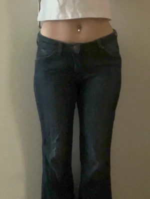 Lågmidjade jeans - Lågmidjade wranglers jeans, kommer nytvättade 💕