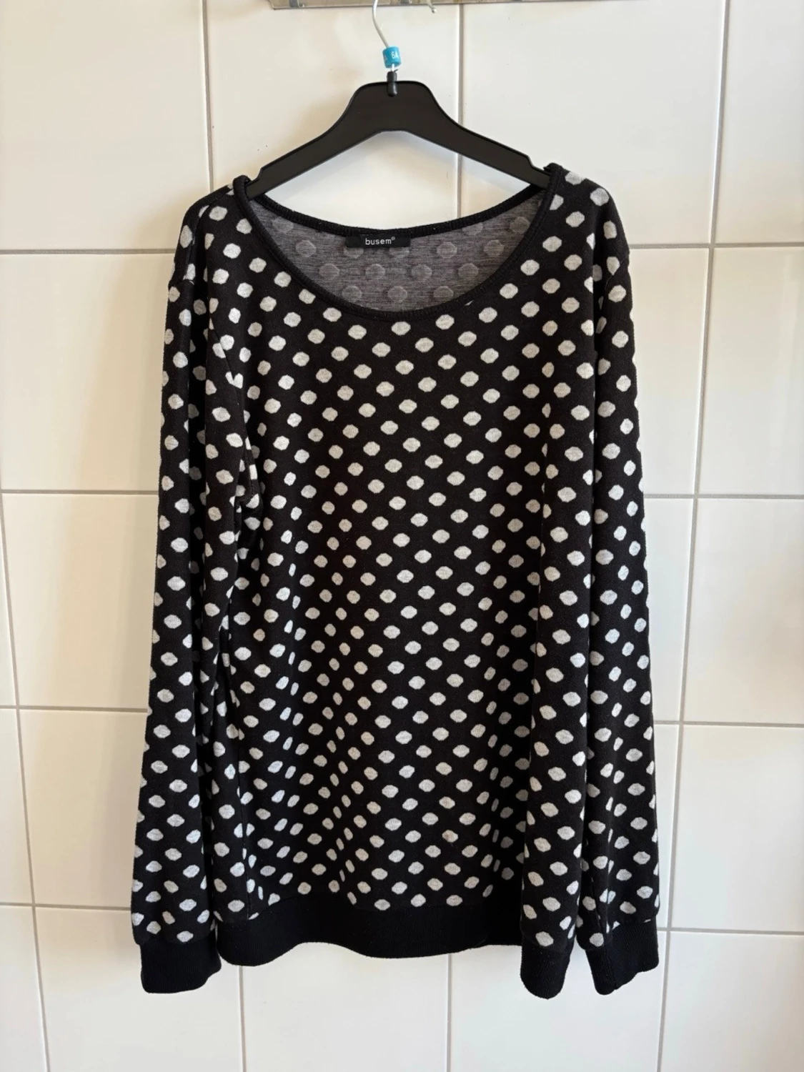 Svart tröja med vita prickar (polka dots)  - 4