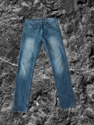 Galet schystta jeans med slitningar - Säljer ett par blå jeans med raka ben och snygga slitningar på framsidan. W 32 L 32 galet bra för priset