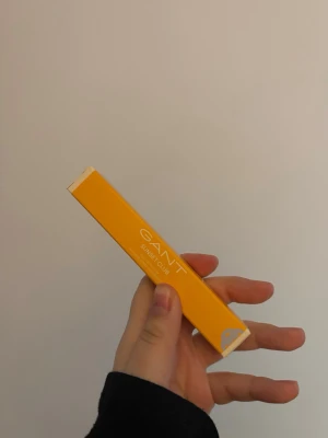 GANT Sunset Club parfym - Fräsch parfym från GANT i modellen Sunset Club. Kommer i en smal, rektangulär förpackning i en snygg gul färg med vita detaljer. Perfekt att ha med i väskan för en snabb uppfräschning när som helst.