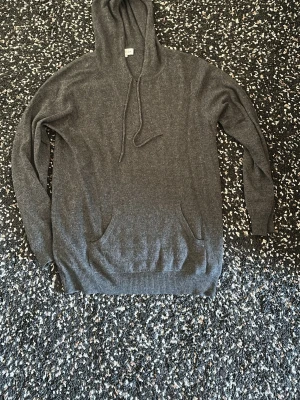 Mörkgrå Kashmir hoodie - Säljer denna kashmir hoodie från Davida Kashmir, den har några små hål på ena ärmen annars bra skick, storlek M