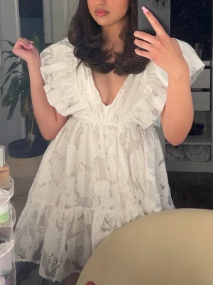 Studentklänning - Säljer min fina studentklänning från Hello Molly i storlek S. 🥹 Klänningen användes endast under min studentdag och är därför i jättefint skick! Inga fläckar eller skador. 💕  Älskade verkligen att bära den på min student. Nu hoppas jag att den kan få följa med på ännu en student och göra någon annan tjejs dag lika fin och speciell. 🤍  Klänningen säljs inte längre och är därför ganska svår att få tag på.  Hör gärna av vid frågor! ☺️