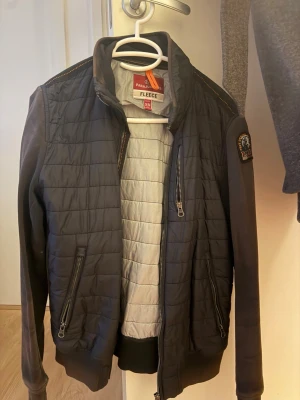 Svart vindjacka från Parajumpers - Missfärgad paralympier jacka storlek xs herr. 