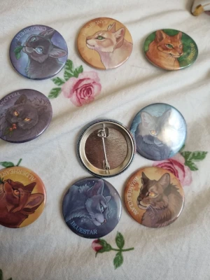 Warriors pins - 10 st Warrior Cats pins, oanvända