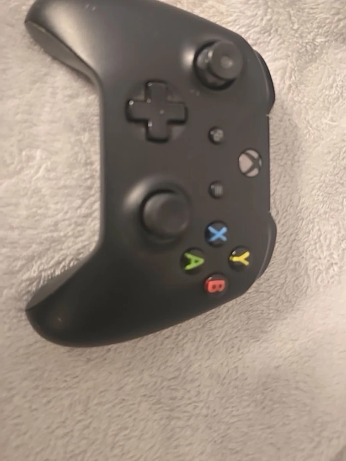 Xbox One S med två handkontroller - 3