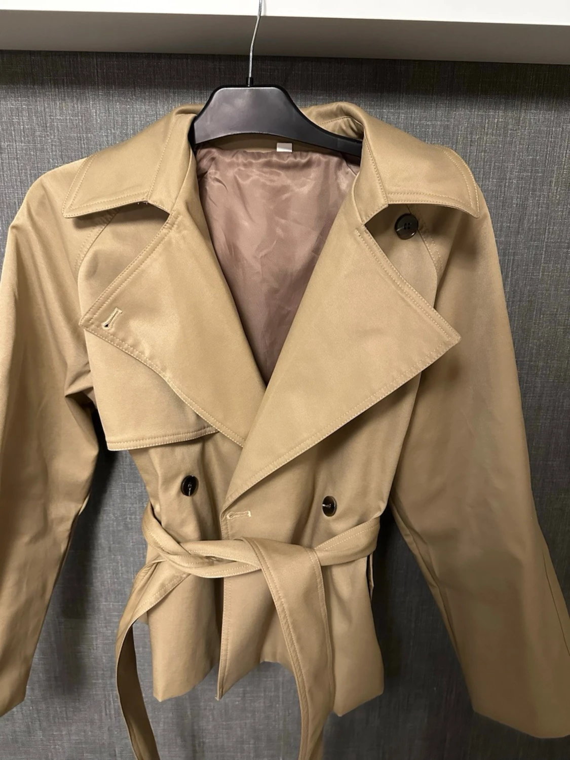 Kort beige trenchcoat med knytskärp - 2