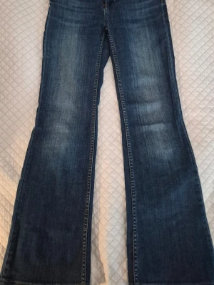 Blå bootcut jeans - Blå jeans med riktigt vida ben🙌 storlek XXS men är stretchiga. Hög midja vilket gör dem riktigt bekväma. Inga defekter, i fint skick.