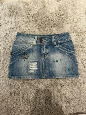 Lågmidjad jeanskjol - Snygg lågmidjad jeanskjol med fina detaljer, måtten finns bland bilderna!!