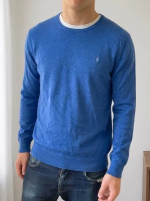 Kashmir Ralph Lauren Tröja - Säljer en sjukt fet tröja från Ralph Lauren i färgen blå. Den är gjord i en kashmir blandning. Tröjan är i bra skick då den har varit väl omhändertagen och är i L men sitter mer som M. Hör gärna av er vid frågor elr funderingar!!