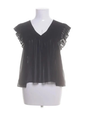 Svart plisserad blus med volangärm - Svart blus i lätt och transparent material med v-ringning och plisserad nederdel. Blusen har korta volangärmar som ger en luftig och trendig look. Perfekt att styla med jeans eller kjol för en cool outfit.
