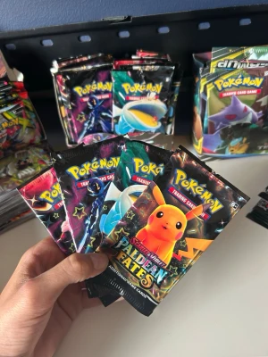 Pokémon boosterpaket Paldean Fates - Flerao  öppnade paldean fates packs                                 1pack= 89kr.   5packs= 399.   10packs= 600.    Alla packs ca 30 st =13000