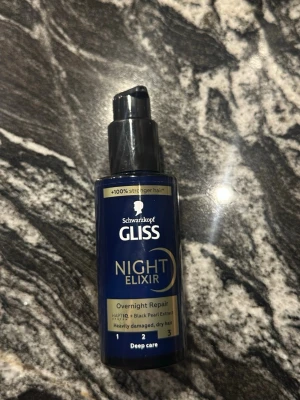 Schwarzkopf Gliss Night Elixir - Schwarzkopf Gliss Night Elixir är en nattbehandling för håret med svart pärlextrakt. Produkten kommer i en mörkblå pumpflaska och är speciellt framtagen för att reparera och vårda torrt och skadat hår under natten.