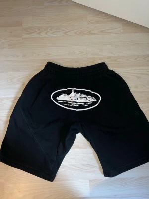 Corteiz shorts - Black corteiz shorts with the logo on the front and they are really comfy