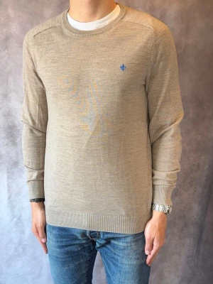 Beige/Brun Morris Merinoull Tröja - Stl M - Riktig snygg Morris tröja i 100% merinoull | Mycket bra skick: 9,2/10, utan defekter  | Stl: M |  Modellen är 177cm och väger 74kg | Billigare pris vid köp av bundle 😉Hör av dig vid frågor // Galgen 🫡 
