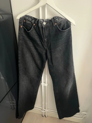 Mörkgrå raka jeans Stradivarius  - Mörkgrå  jeans med raka ben i strl 38. Jeansen har en lätt tvättad look och är tillverkade i denim. Använd endast 2 ggr. Pris går att diskutera vid snabb affär😊