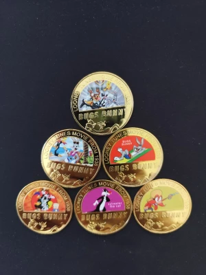 Looney Tunes samlarmynt Bugs Bunny - Säljer ett set med sex samlarmynt i guld-look med färgglada motiv från Looney Tunes och Bugs Bunny. Mynten har olika karaktärer och årtal, och baksidan har ingraverade figurer. Perfekt för dig som gillar tecknade klassiker och samlarprylar.