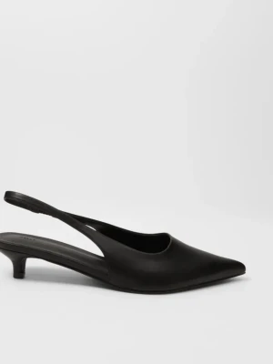 Låga kittenheels Nelly - Low kitten heel slingback från Nelly i storlek 38. De är stora i modellen så skulle rekommendera de till någon som har vanligtvis storlek 39-40. Jag har 38.5 så de är för stora för mig. Annars jätte snygga och bekväma. Ursprungspris 400kr 