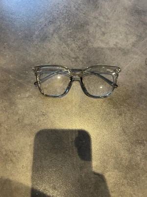Transparenta solglasögon med retroform - Snygga solglasögon med transparent båge och klassisk retroinspirerad form. Perfekta för dig som vill sticka ut med en stilren och modern accessoar. Lätta och bekväma att bära hela dagen.