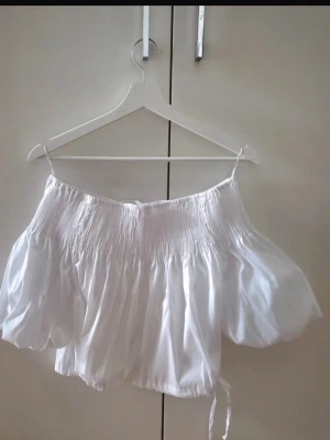 Off shoulder topp - Såå så snygg off shoulder topp från Zara. Bra skick, dock har resoret slitit sig lite och det finns en sminkfläck på blusen. Men det är inget som syns! Kolla bild 3. Strlk M men sitter mer som S